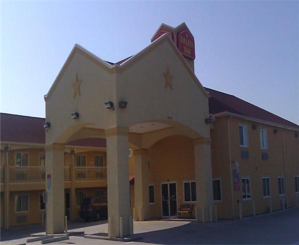 Scottish Inns Suites East Sam Houston Pkwy North แชนเนลวิว ภายนอก รูปภาพ
