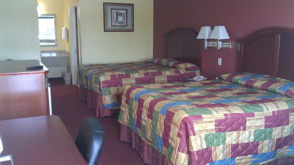Scottish Inns Suites East Sam Houston Pkwy North แชนเนลวิว ห้อง รูปภาพ