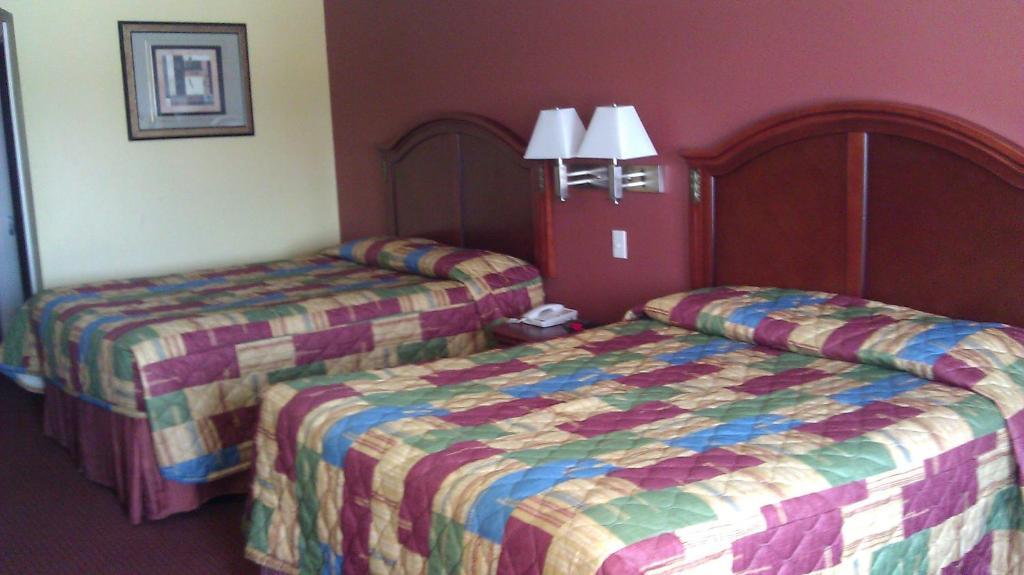 Scottish Inns Suites East Sam Houston Pkwy North แชนเนลวิว ห้อง รูปภาพ