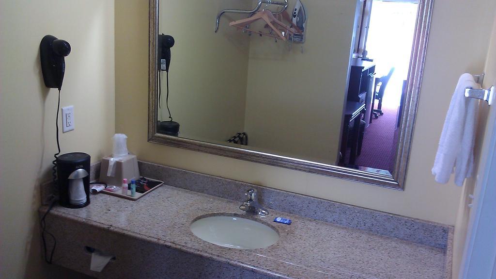 Scottish Inns Suites East Sam Houston Pkwy North แชนเนลวิว ภายนอก รูปภาพ