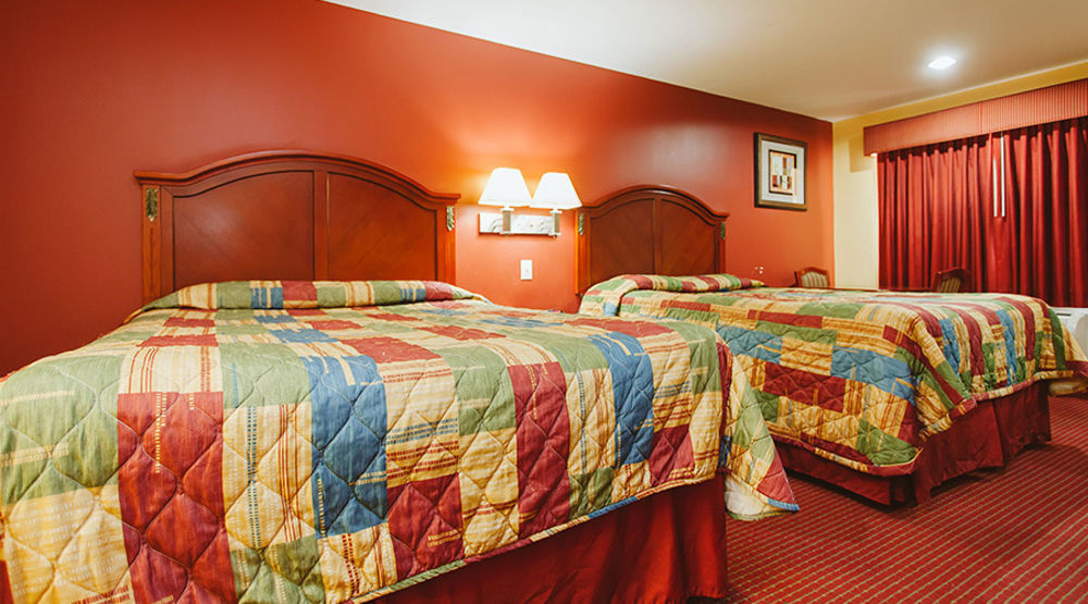 Scottish Inns Suites East Sam Houston Pkwy North แชนเนลวิว ภายนอก รูปภาพ