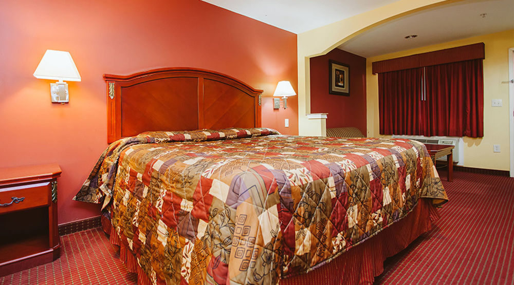 Scottish Inns Suites East Sam Houston Pkwy North แชนเนลวิว ภายนอก รูปภาพ